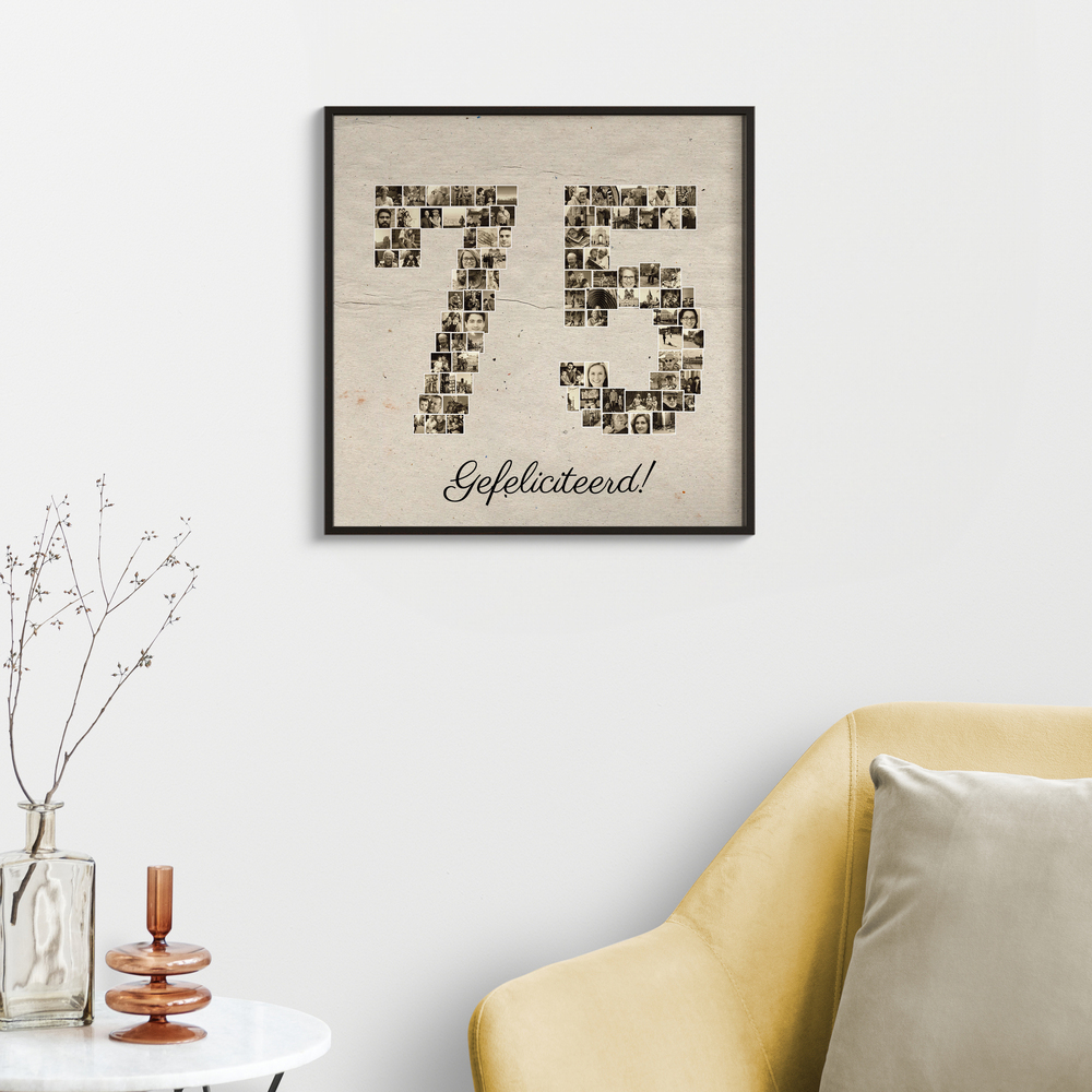 Fotocollage in de vorm van 75 met sepiafoto's en verjaardagswens, in een zwarte lijst naast een gele fauteuil