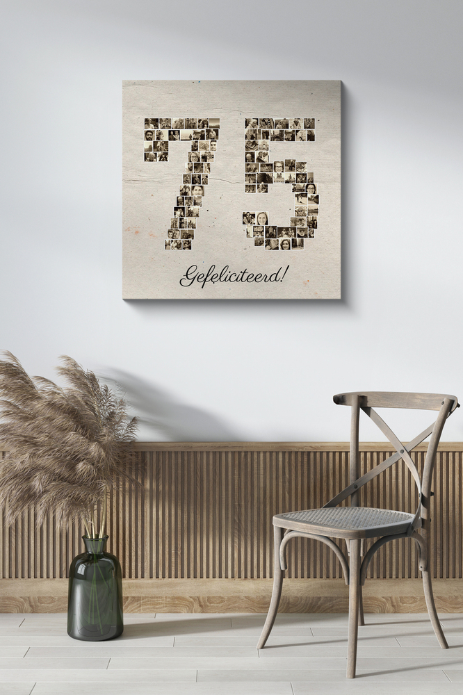 Fotocollage 75 op canvas met sepiafoto's en verjaardagswens, aan de muur naast een houten stoel en een vaas