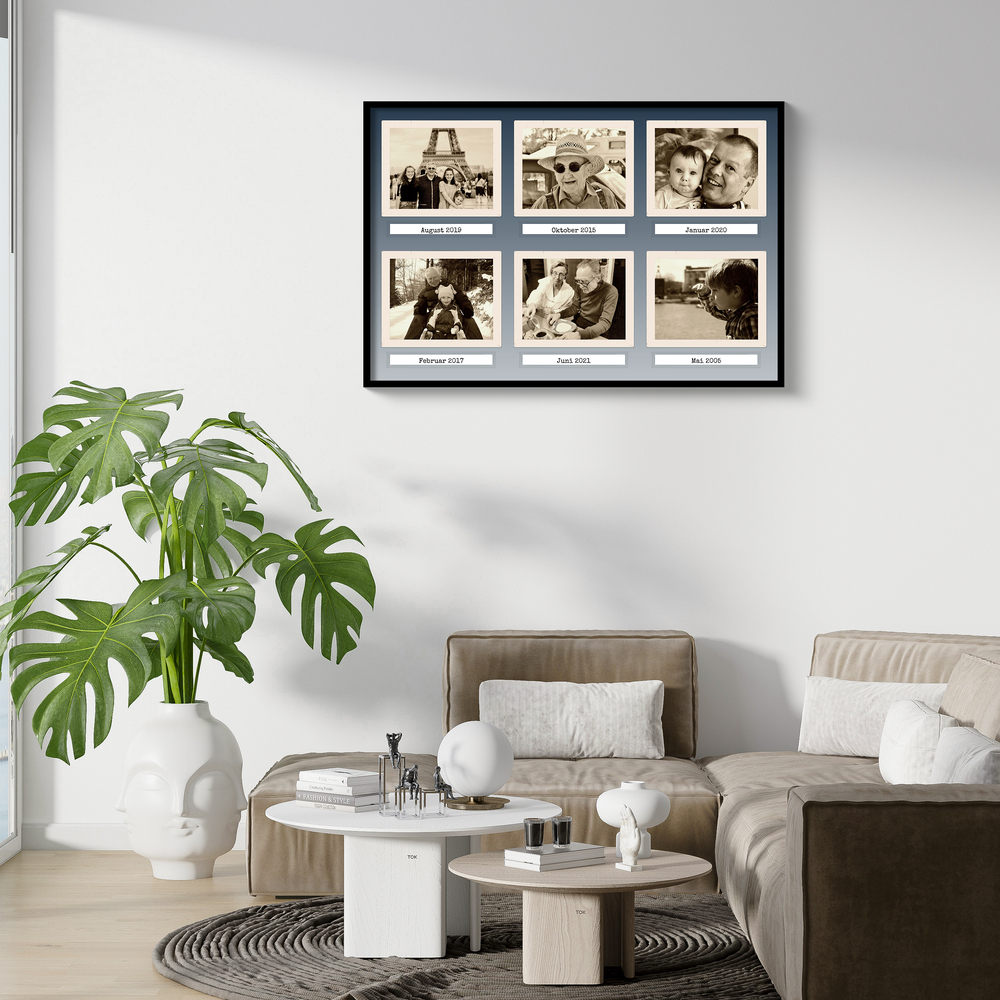 Retro collage met 6 sepia familiefoto’s en datums, in een zwarte lijst boven de bank in de woonkamer