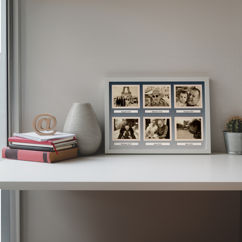 Retro fotocollage met 6 sepia foto’s en datums, in een witte lijst op een tafel naast boeken en een vaas