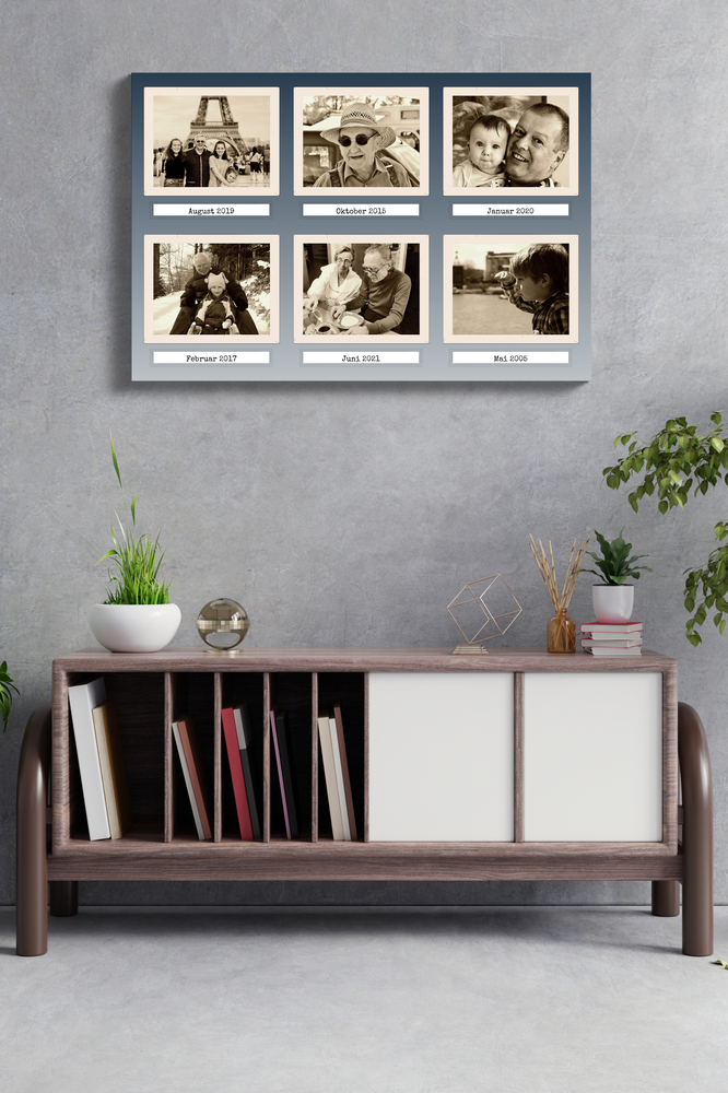 Retro fotocollage zonder lijst met 6 sepia foto’s en datums op blauwgrijs, boven een dressoir aan een grijze muur