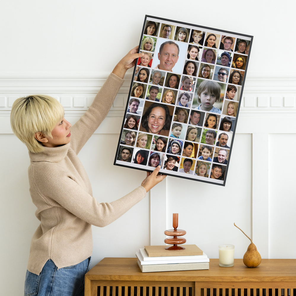 Collage photo encadré, petits et grands portraits, devant un mur blanc au-dessus d’un buffet : un cadeau pour l’équipe