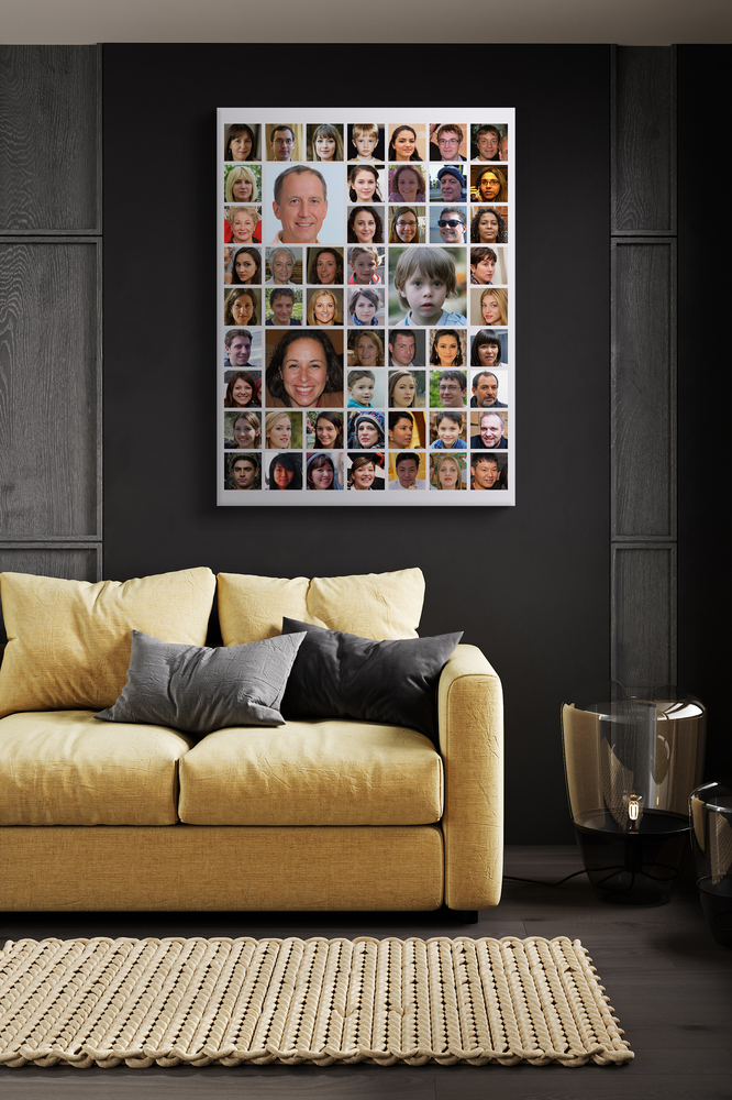 Collage photo vertical avec portraits carrés et agrandis, sur un mur sombre au-dessus d’un canapé jaune