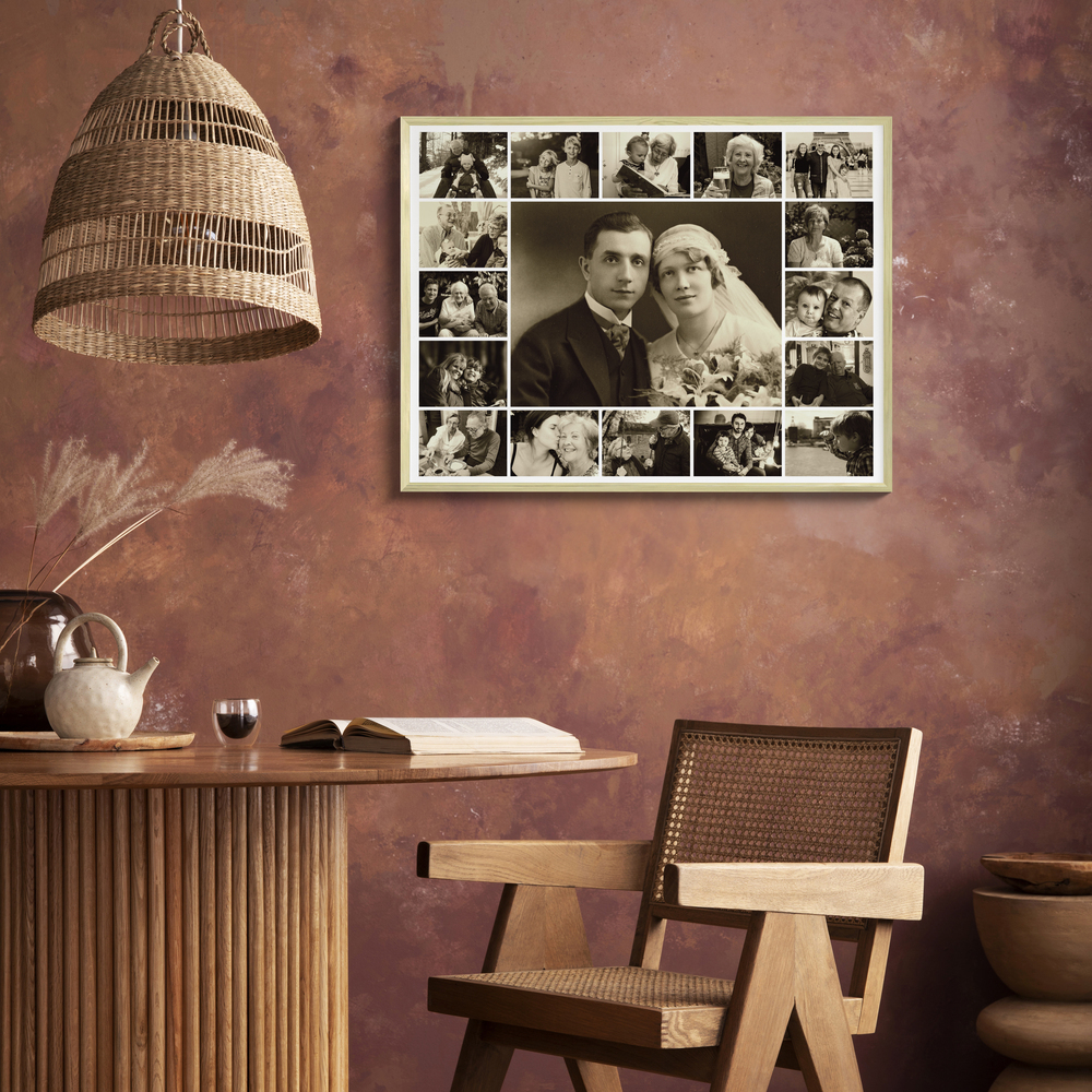 Gerahmte Trauercollage in Sepia mit zentralem Hochzeitsporträt an terrakottafarbener Wand über einem Holztisch
