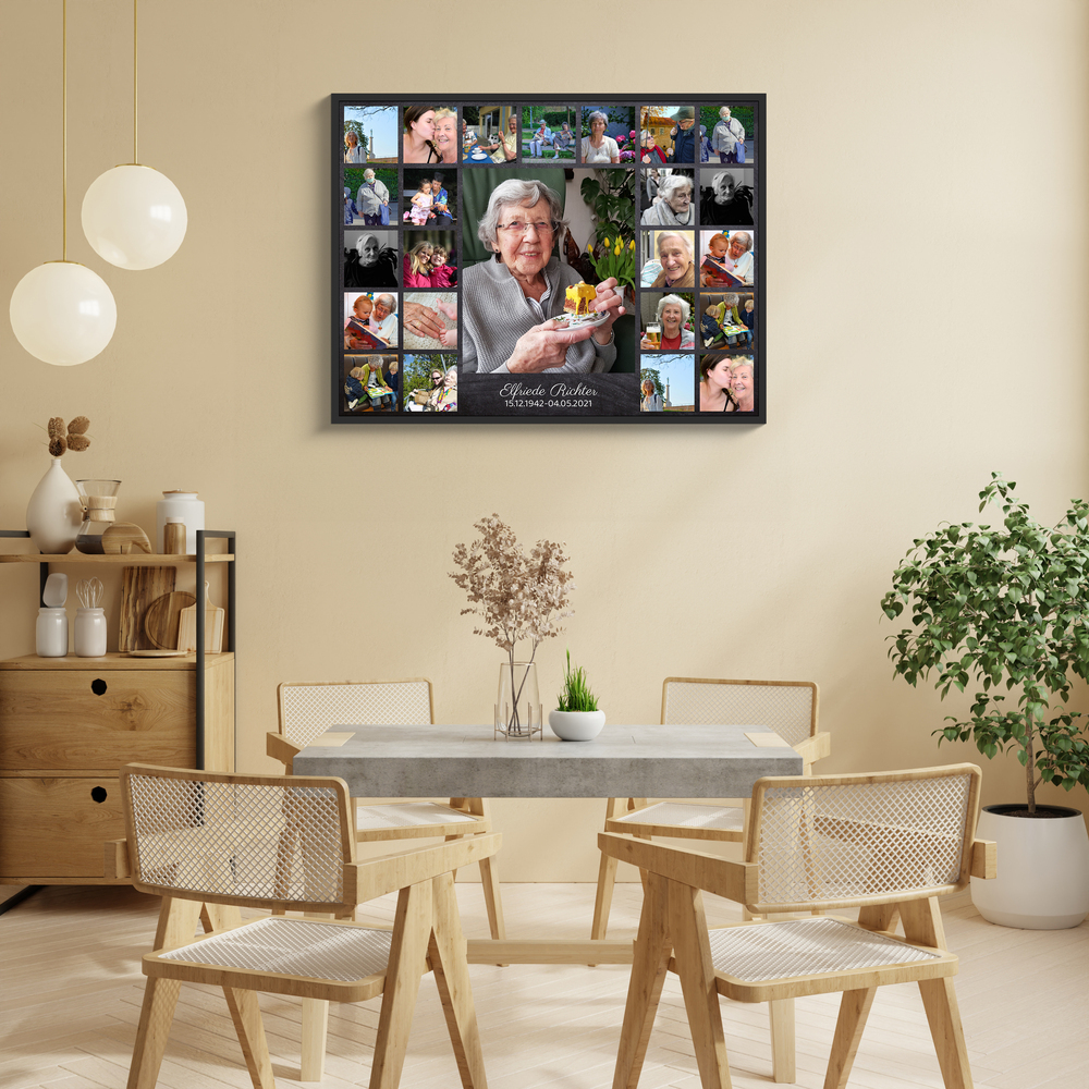 Personalisierte Trauercollage mit Porträt und 24 Erinnerungsfotos im schwarzen Rahmen über dem Esstisch