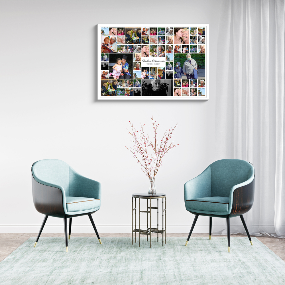 Trauercollage mit Erinnerungsfotos im Raster, weiß gerahmt an der hellen Wand über zwei türkisfarbenen Sesseln