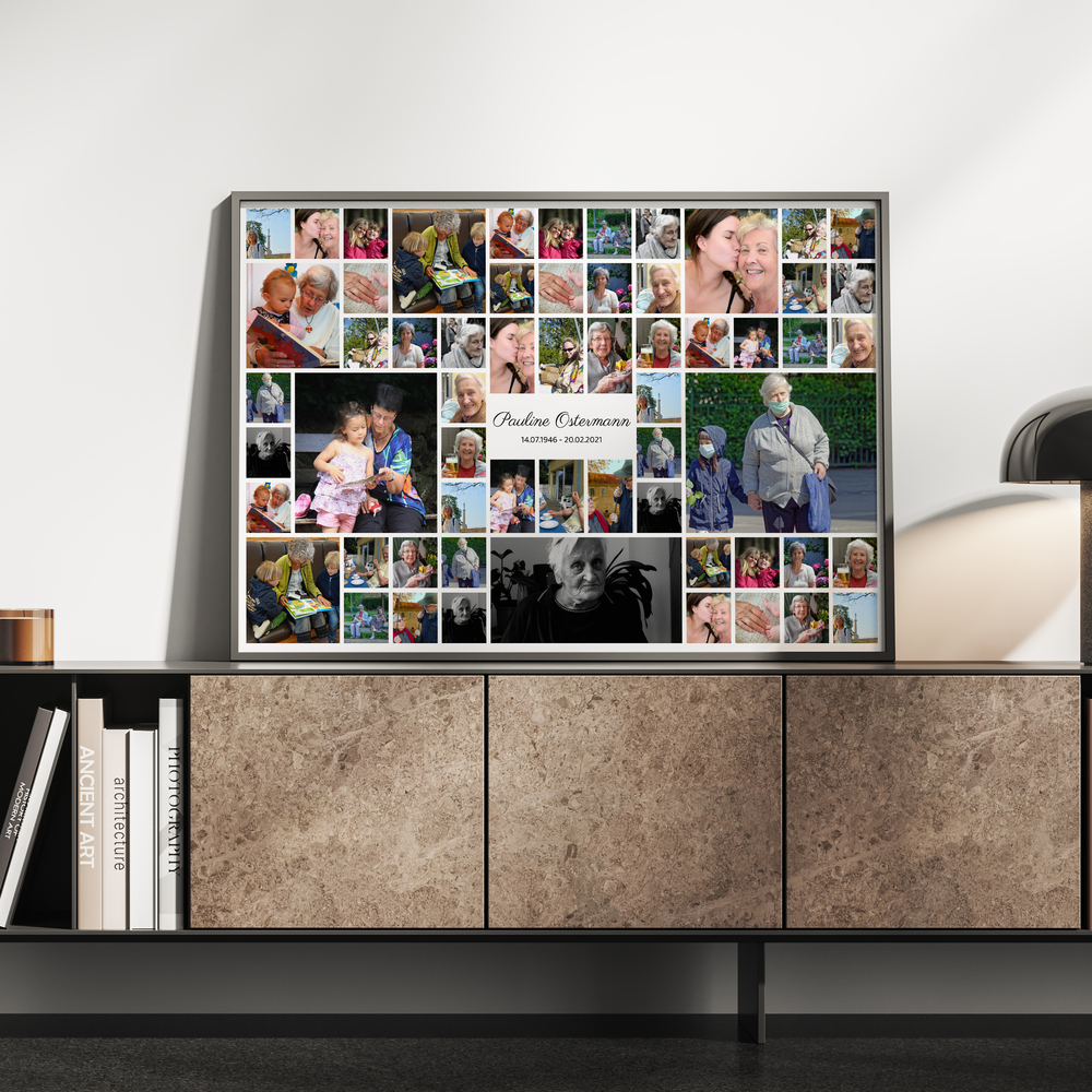 Gerahmte Trauercollage im Querformat mit Fotoraster und mittigem Namensfeld, auf einem Sideboard an die Wand gelehnt
