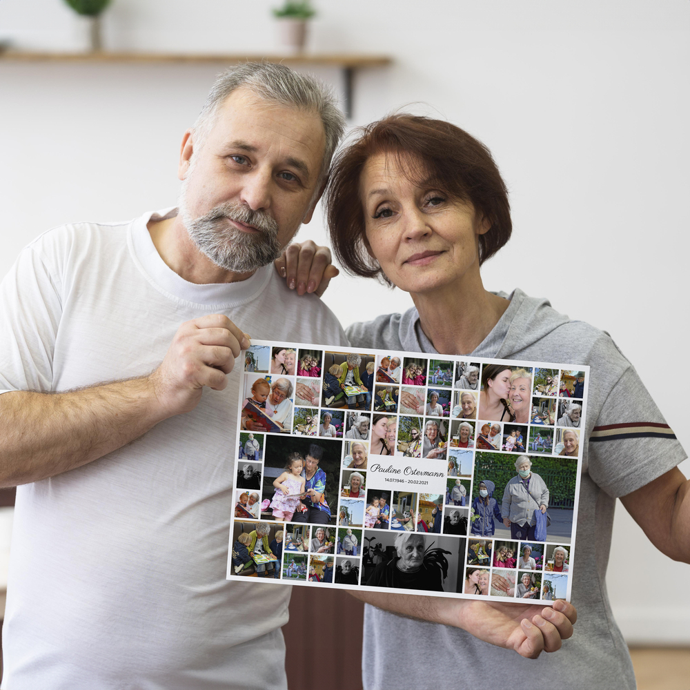 In Händen gehaltene Trauercollage auf Leinwand mit vielen Fotos im Raster und weißem Feld für Name und Lebensdaten