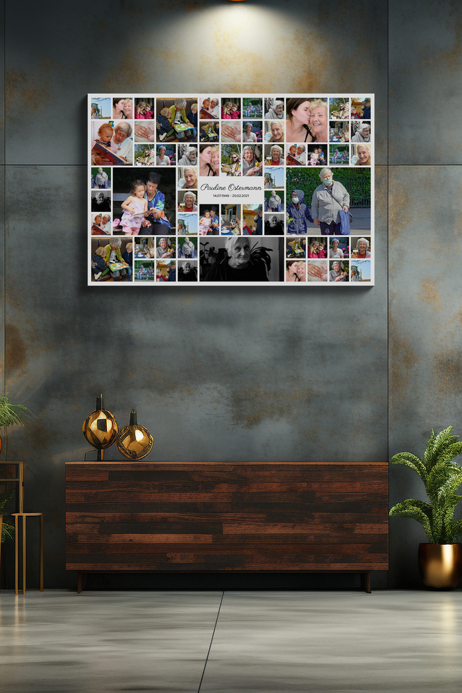 Trauercollage auf Leinwand mit Fotoraster und Namensfeld, beleuchtet an dunkler Wand über einer Holzkommode