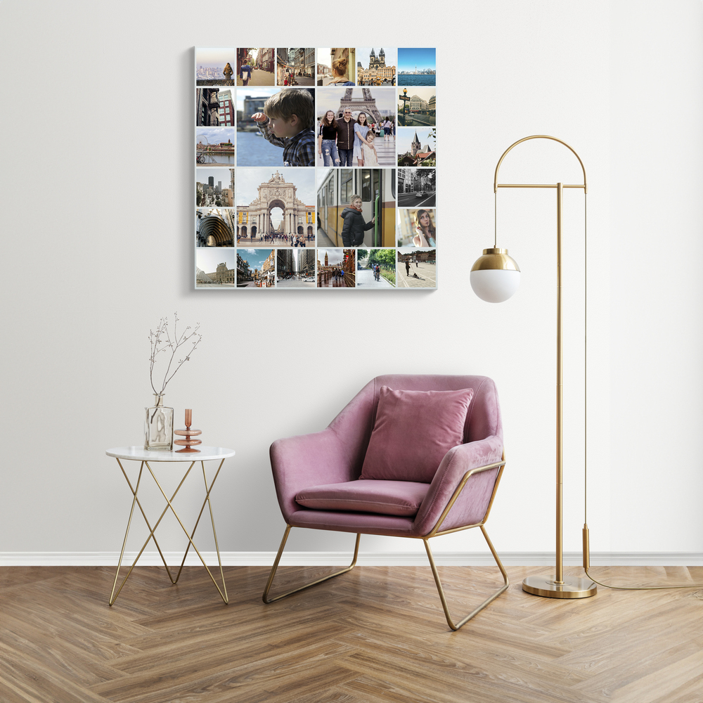 Vierkante fotocollage van vakantiefoto’s op aluminium-dibond, boven een roze fauteuil in de woonkamer
