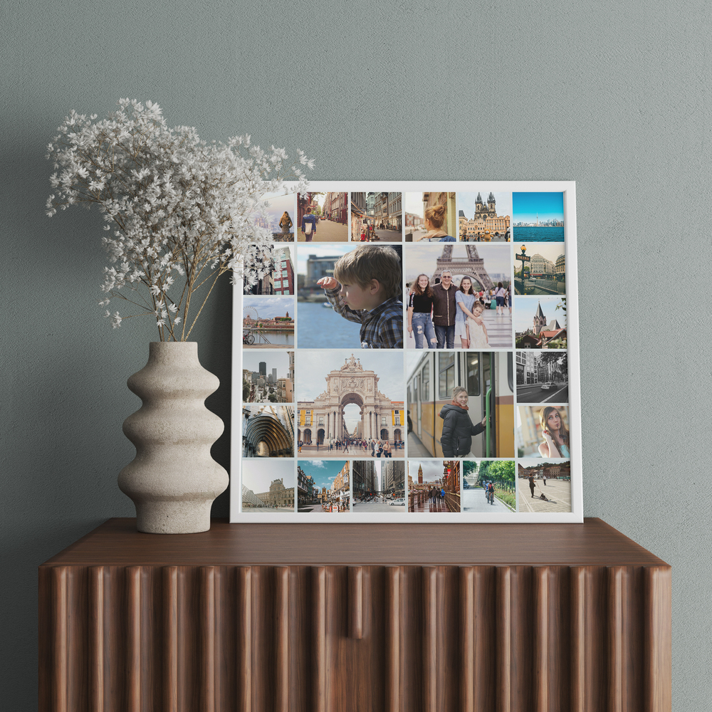Vakantiecollage in een witte lijst op een houten kast naast een vaas, een persoonlijk cadeau voor reisliefhebbers