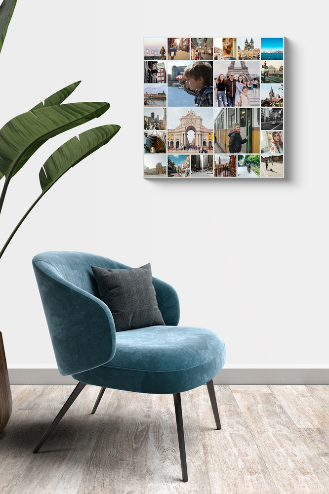Vierkante reisfotocollage op aluminium-dibond boven een petrolblauwe fauteuil naast een grote groene plant