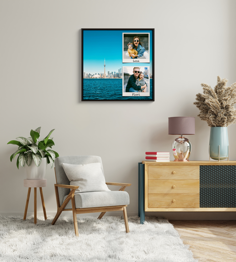 Ingelijste vakantiefotocollage met skyline en polaroidfoto’s boven een fauteuil in de woonkamer, cadeau voor familie