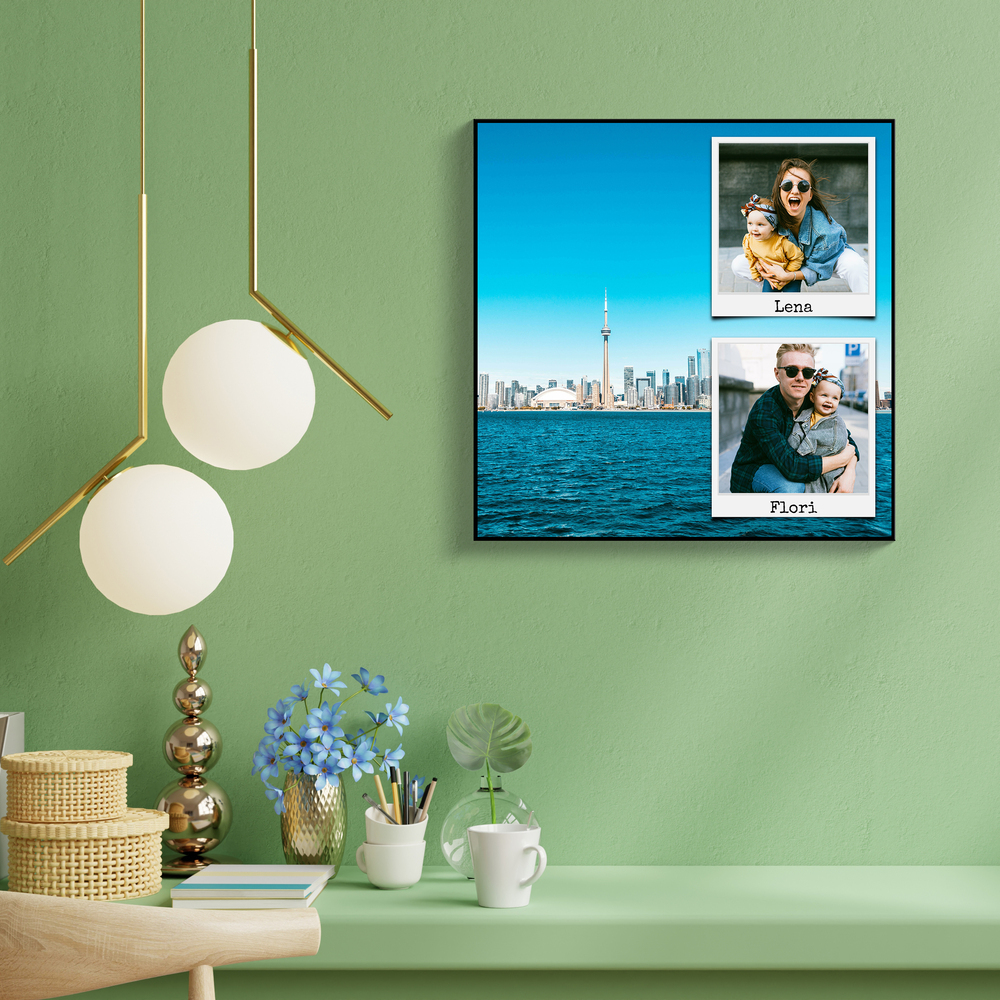 Vakantiefotocollage met skyline aan het water en twee polaroidfoto’s aan een groene muur boven een bureau