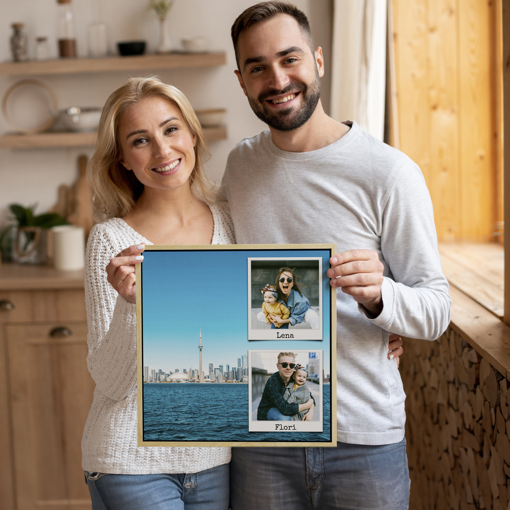 Vakantiefotocollage met skyline en polaroidfoto’s in een goudkleurige lijst, een persoonlijk cadeau voor reisgenoten
