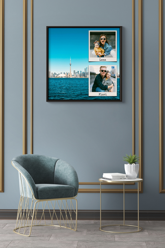 Ingelijste vakantiefotocollage met skyline en polaroidfoto’s aan een grijze muur met gouden sierlijsten boven een fauteuil