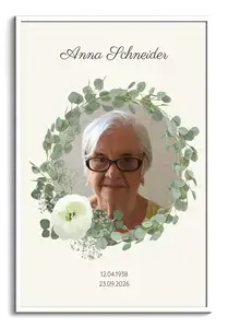 Personalisiertes Trauerbild mit Porträt, Eukalyptuskranz und weißen Blüten im weißen Rahmen