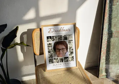 Staande rouwcollage met portret en 16 foto's